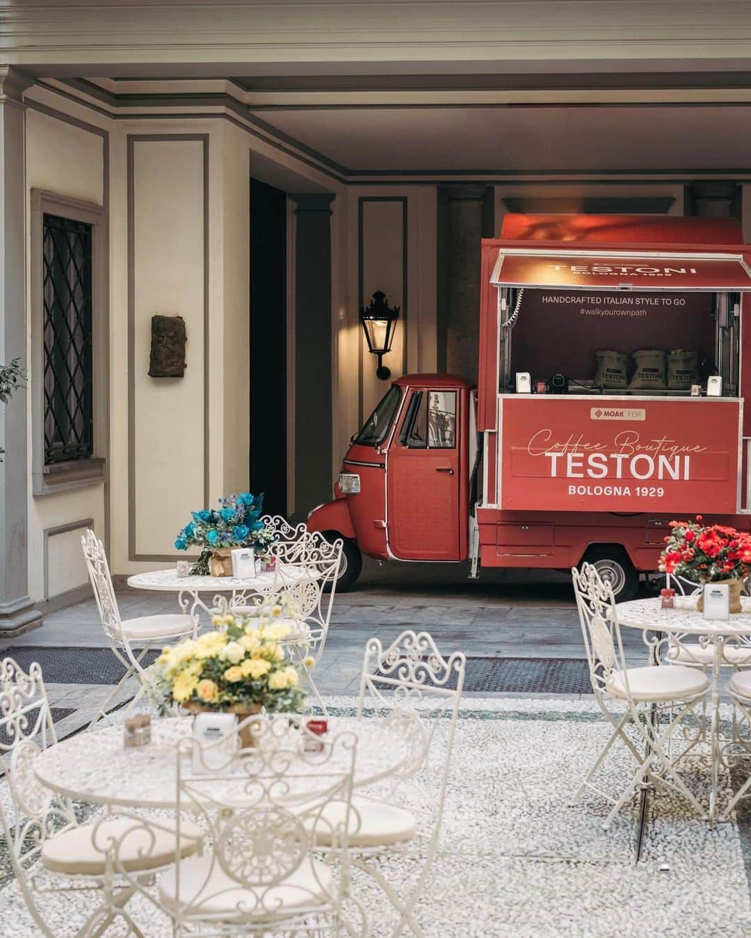 アテストーニさんのインスタグラム写真 - (アテストーニInstagram)「In the beating heart of the city, during the frenzy of Milan Fashion Week, Testoni gives life to a traveling Coffee boutique in partnership with Moak. The protagonist is the distinctive symbol of Italian conviviality, the coffee, which is transformed into a moment of well-deserved rest, to recharge before moving on with the busy schedules. So…What does inspire you? Come to discover which coffee aroma reflects your essence, because fashion is not just a way of dressing, but a way of expressing your unique personality.   @caffemoak #caffemoak #Testoni #WalkYourOwnPath」9月20日 19時33分 - testoniofficial