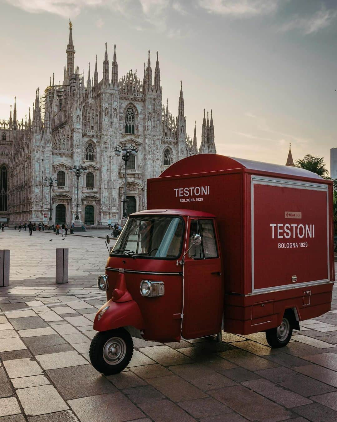 アテストーニさんのインスタグラム写真 - (アテストーニInstagram)「In the beating heart of the city, during the frenzy of Milan Fashion Week, Testoni gives life to a traveling Coffee boutique in partnership with Moak. The protagonist is the distinctive symbol of Italian conviviality, the coffee, which is transformed into a moment of well-deserved rest, to recharge before moving on with the busy schedules. So…What does inspire you? Come to discover which coffee aroma reflects your essence, because fashion is not just a way of dressing, but a way of expressing your unique personality.   @caffemoak #caffemoak #Testoni #WalkYourOwnPath」9月20日 19時33分 - testoniofficial