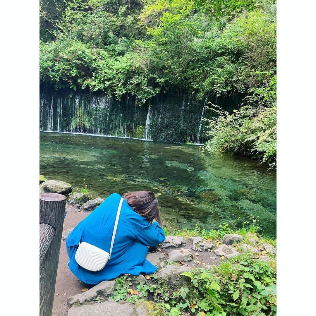 東郷祐佳さんのインスタグラム写真 - (東郷祐佳Instagram)「夏の思い出🍃 #2023 #軽井沢 #karuizawa  #白糸の滝 #母の後ろ姿」9月20日 19時35分 - yuka_togo_official