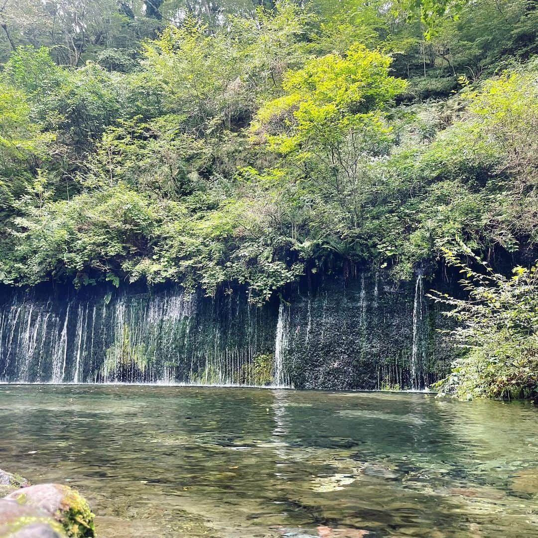 東郷祐佳さんのインスタグラム写真 - (東郷祐佳Instagram)「夏の思い出🍃 #2023 #軽井沢 #karuizawa  #白糸の滝 #母の後ろ姿」9月20日 19時35分 - yuka_togo_official