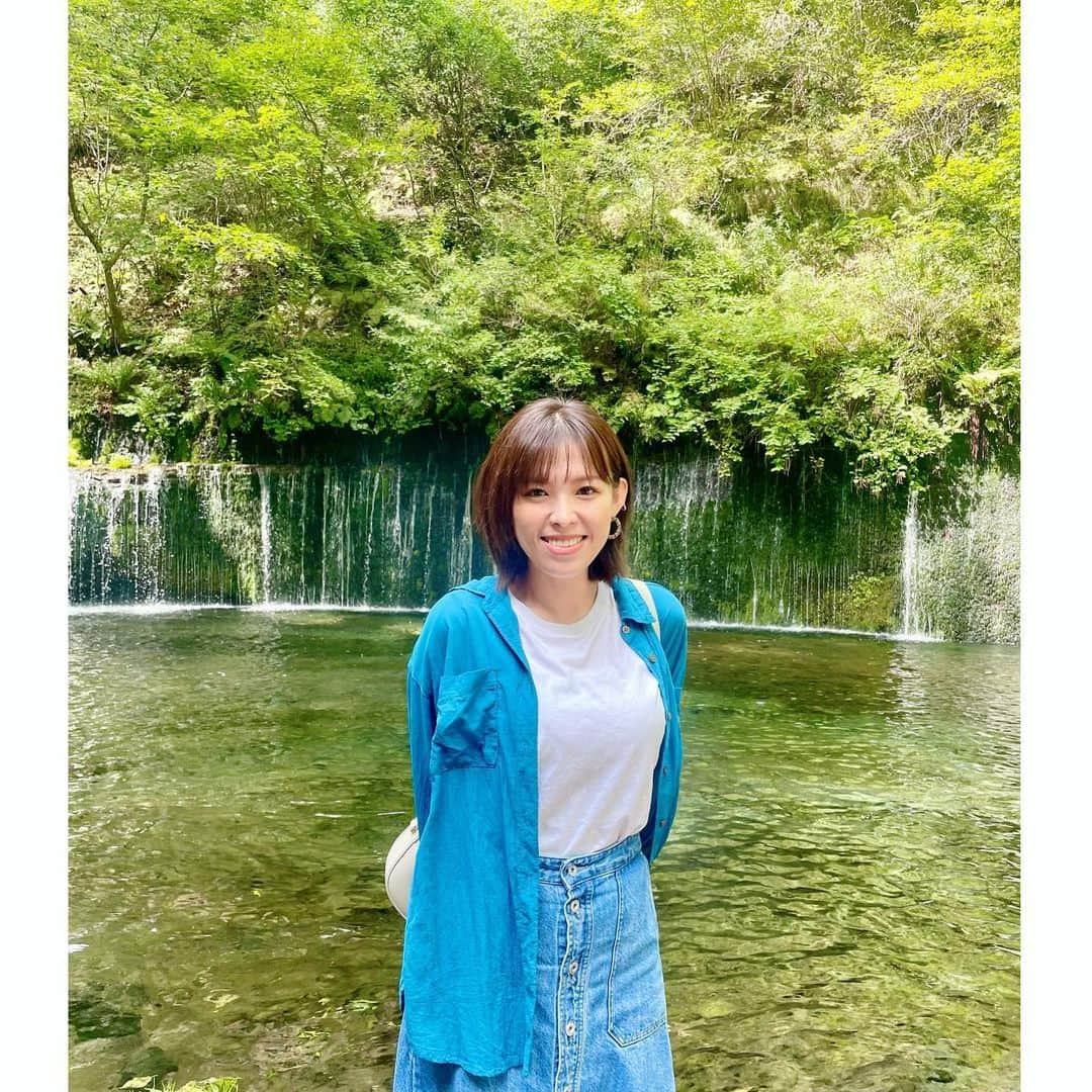 東郷祐佳のインスタグラム：「夏の思い出🍃 #2023 #軽井沢 #karuizawa  #白糸の滝 #母の後ろ姿」