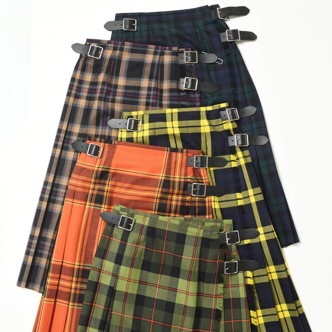 Bshop officialさんのインスタグラム写真 - (Bshop officialInstagram)「O’NEIL OF DUBLIN LONG KILT SKIRT ¥32,780 MIDDLE KILT SKIRT ¥30,800  1850年代からアイルランドの首都ダブリンで、民族衣装であるキルト製品を作り続けている名門ファクトリーブランド。伝統の製法に基づいて丁寧に織り上げられる製品は、現在もダブリンの中でも古い歴史を持つテンプルバーで作られています。流行に左右されないトラディショナルなデザインは、アイルランドの歴史と伝統の深さを感じさせてくれます。  #oneilofdublin  #23aw #bshop」9月20日 19時37分 - bshop_official