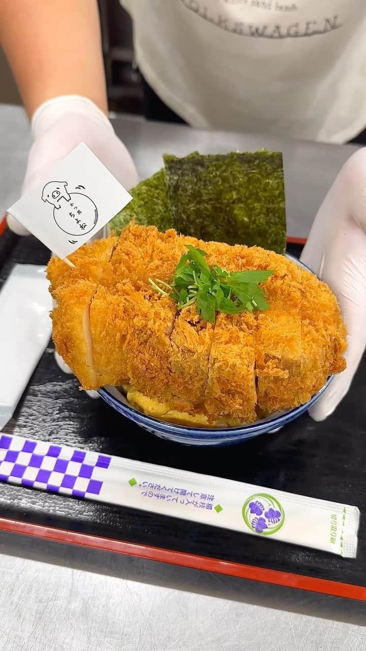 のインスタグラム：「【ちよ松】 @東京：新宿駅から徒歩5分  厚さ5センチを誇る極厚カツ丼を食べられるお店。  24時間じっくり低温調理して完成させたお肉はジューシーな仕上がりで、カツの下に半熟卵を潜ませた極上どんぶり！  希少部位のトンカツを400gも載せた特大カツ丼で、カツの下に甘いトロトロ卵の海が広がっています🍚  極上5センチ焼きカツ丼は2700円 上焼きカツ丼2000円、通常の焼きカツ丼1650円もあります！  9/26まで期間限定で新宿高島屋11Fで食べられます！  ⏰10:30〜19:30 📍東京都渋谷区千駄ケ谷5丁目24-2 新宿高島屋屋11F   #新宿グルメ #新宿ランチ #新宿ディナー」