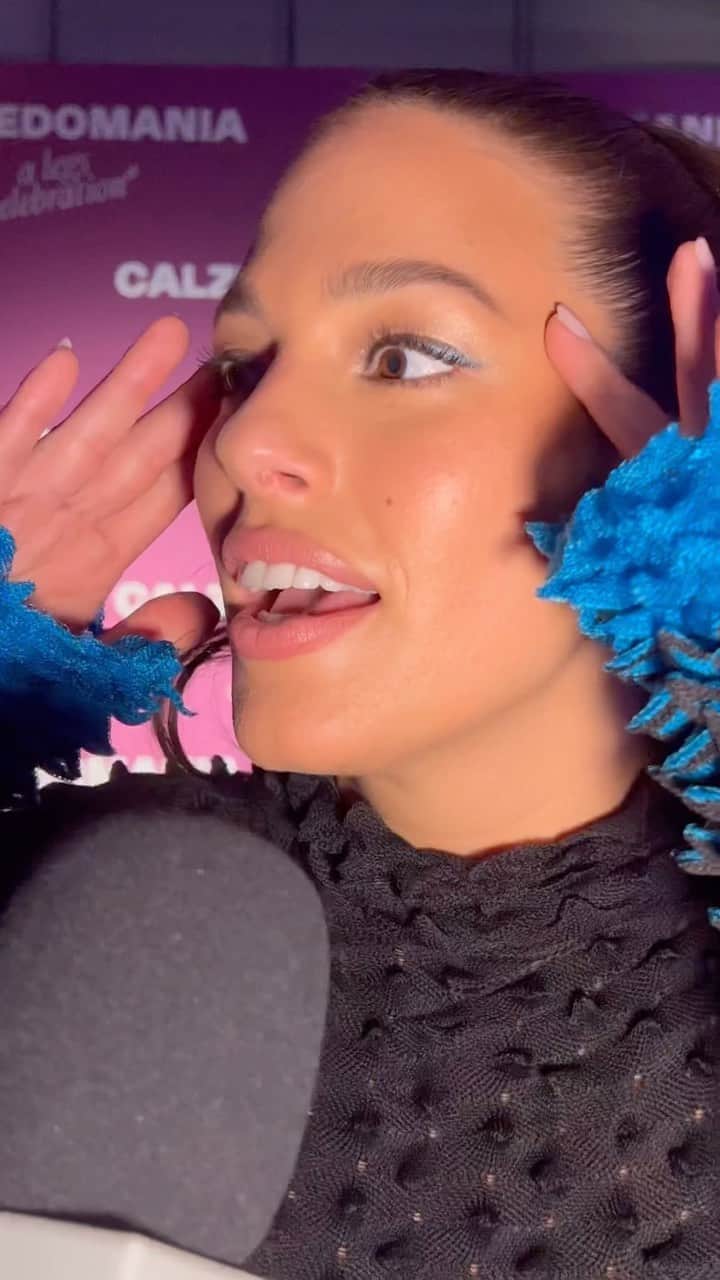 ELLE Germanyのインスタグラム：「@ashleygraham loves @ellegermany and we love Ashley 🖤🎤 quick check in while celebrating legs with @calzedonia in Milan *press trip #mfw2023 #workinfashion #journalistlife #ashleygraham」