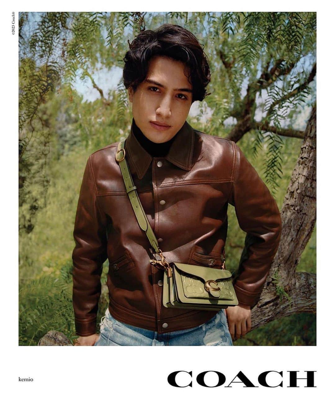 けみおのインスタグラム：「Coach fall 2023 🍁🍂 Thank you @stuartvevers 💙 秋のキャンペーンに出演してるよん！  Photographer: @joshuawoods Stylist: @gabriellak_j Production design: Christian Stone Hair: @aprilschuller Makeup: @mahamimo1 #CourageToBeReal #CoachNY」
