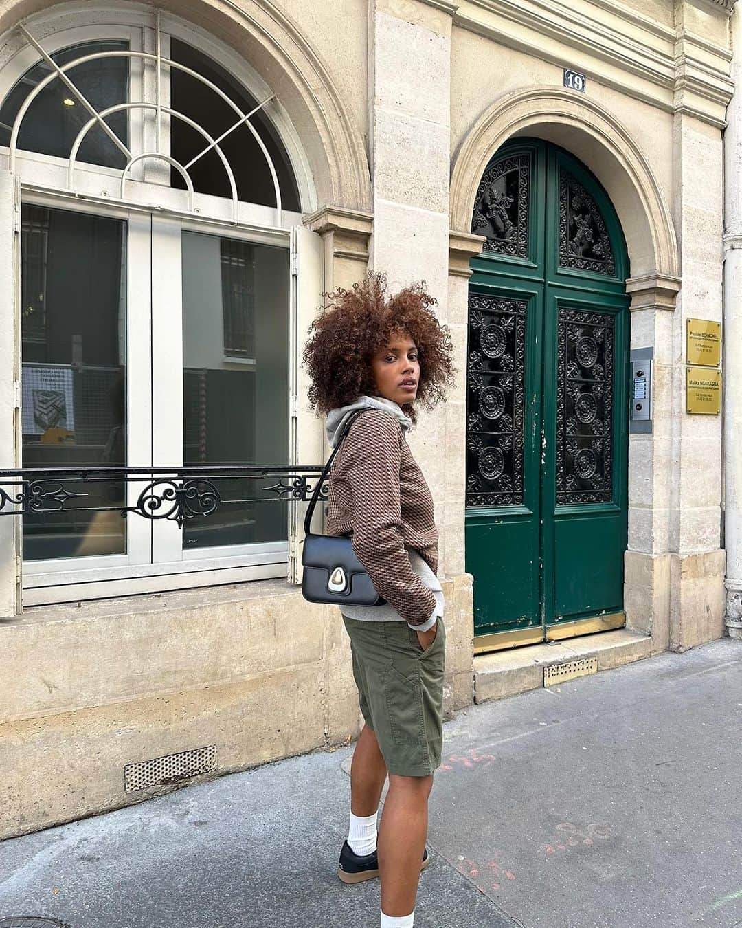 アーペーセーのインスタグラム：「Nobody does effortless cool like @mv.tiangue in her Astra bag in black.  #APCParis」