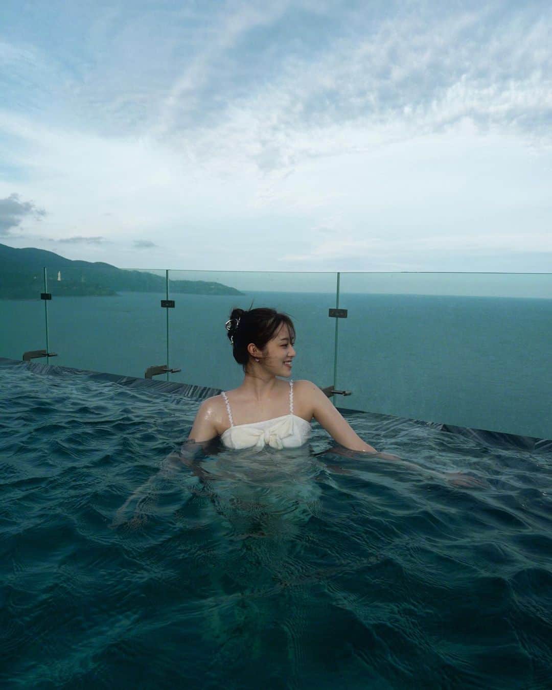 福山絢水のインスタグラム：「ダナンで泊まったホテルの屋上プールが最高だった…🏝️⛰️」