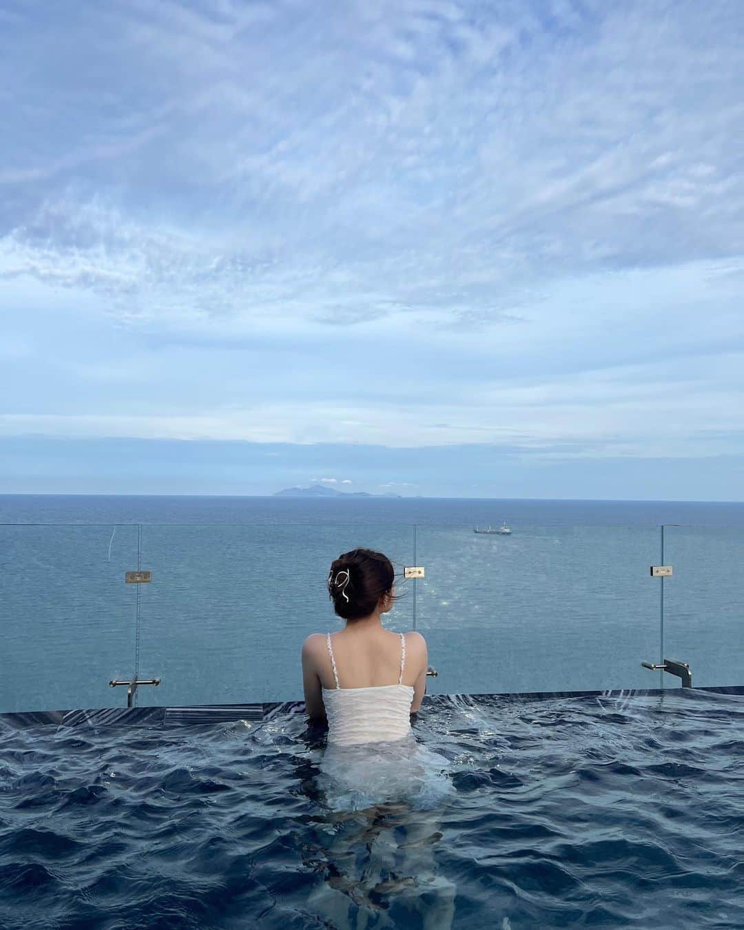 福山絢水さんのインスタグラム写真 - (福山絢水Instagram)「ダナンで泊まったホテルの屋上プールが最高だった…🏝️⛰️」9月20日 19時42分 - aya__m02