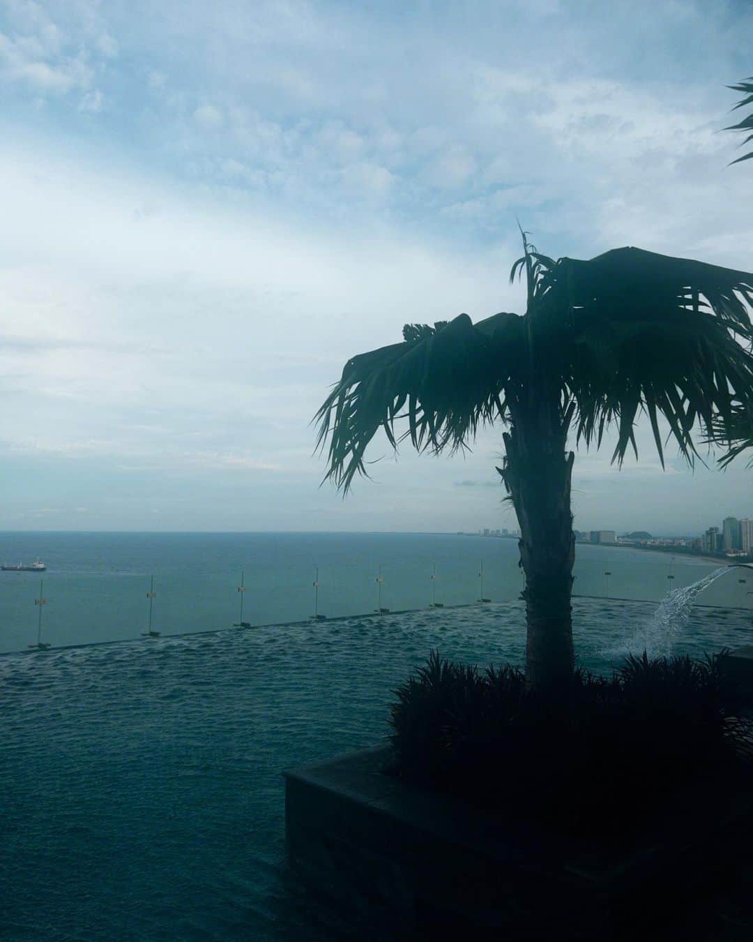 福山絢水さんのインスタグラム写真 - (福山絢水Instagram)「ダナンで泊まったホテルの屋上プールが最高だった…🏝️⛰️」9月20日 19時42分 - aya__m02