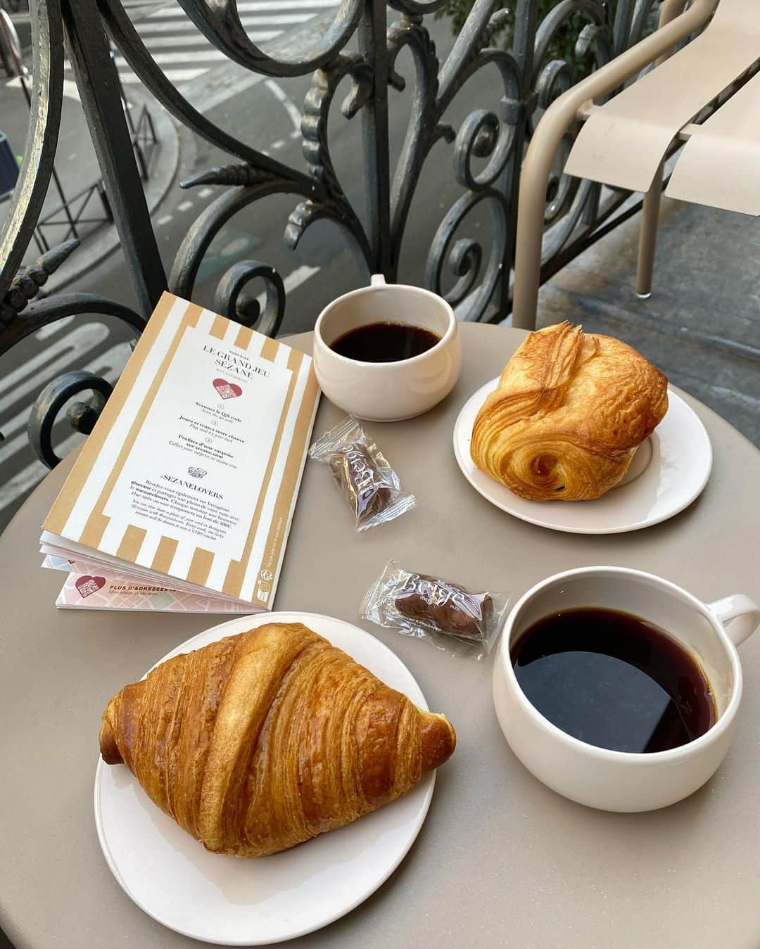 YUKIKOさんのインスタグラム写真 - (YUKIKOInstagram)「. in  Paris 🇫🇷 バルコニー付きの部屋で朝食🥐 @hotelbeige   焼きたてのパンにホットコーヒー☕️ 幸せすぎた〜🥹✨  #パリ #パリ旅行 #フランス #フランス旅行 #クロワッサン #paris #parisfrance #hotelbeige」9月20日 19時42分 - 128yukinco
