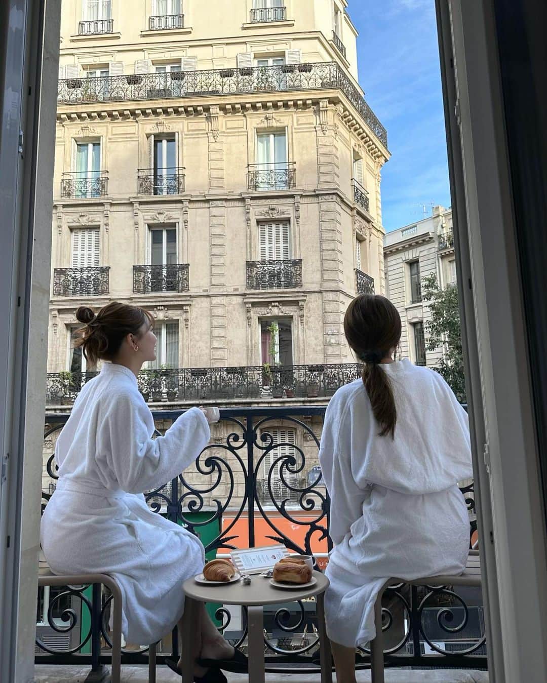 YUKIKOさんのインスタグラム写真 - (YUKIKOInstagram)「. in  Paris 🇫🇷 バルコニー付きの部屋で朝食🥐 @hotelbeige   焼きたてのパンにホットコーヒー☕️ 幸せすぎた〜🥹✨  #パリ #パリ旅行 #フランス #フランス旅行 #クロワッサン #paris #parisfrance #hotelbeige」9月20日 19時42分 - 128yukinco
