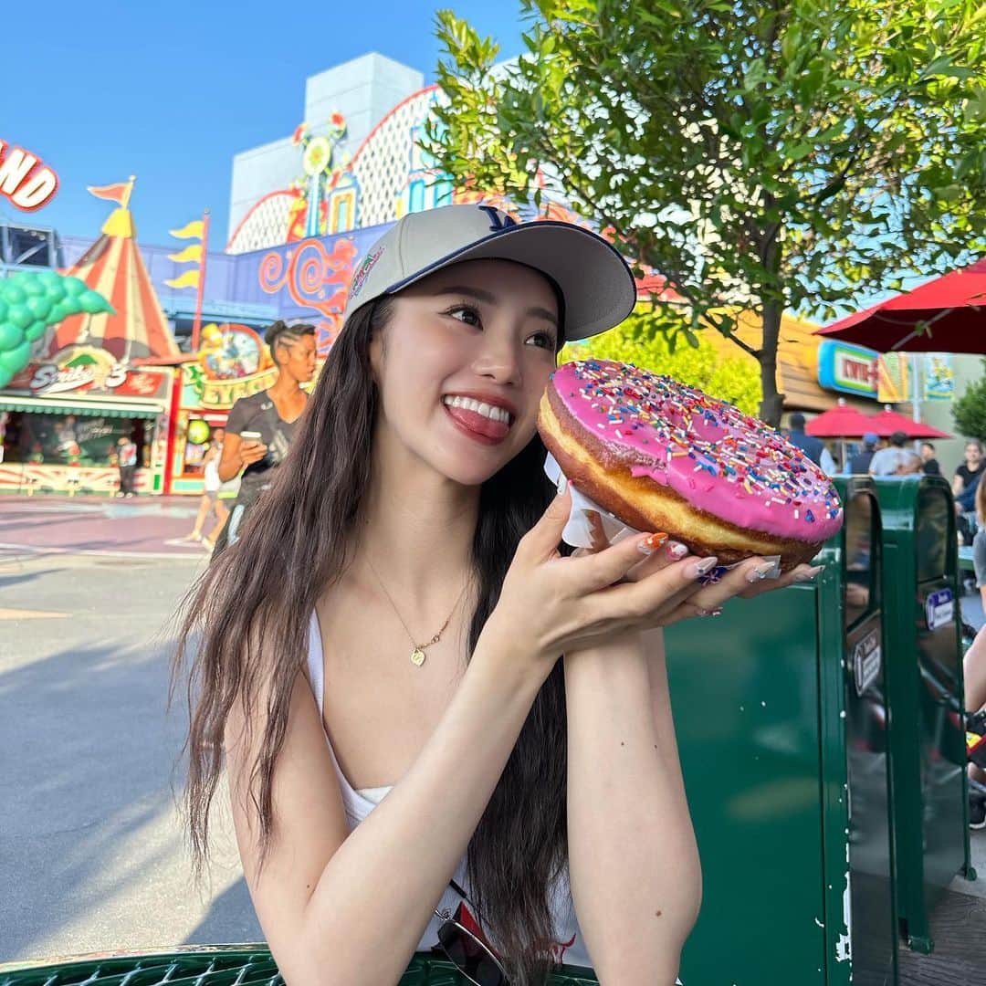 中町綾のインスタグラム：「USH🇺🇸🎢 夢に出てきそうなドーナツ🫠🍩 美味しかったょ💖」
