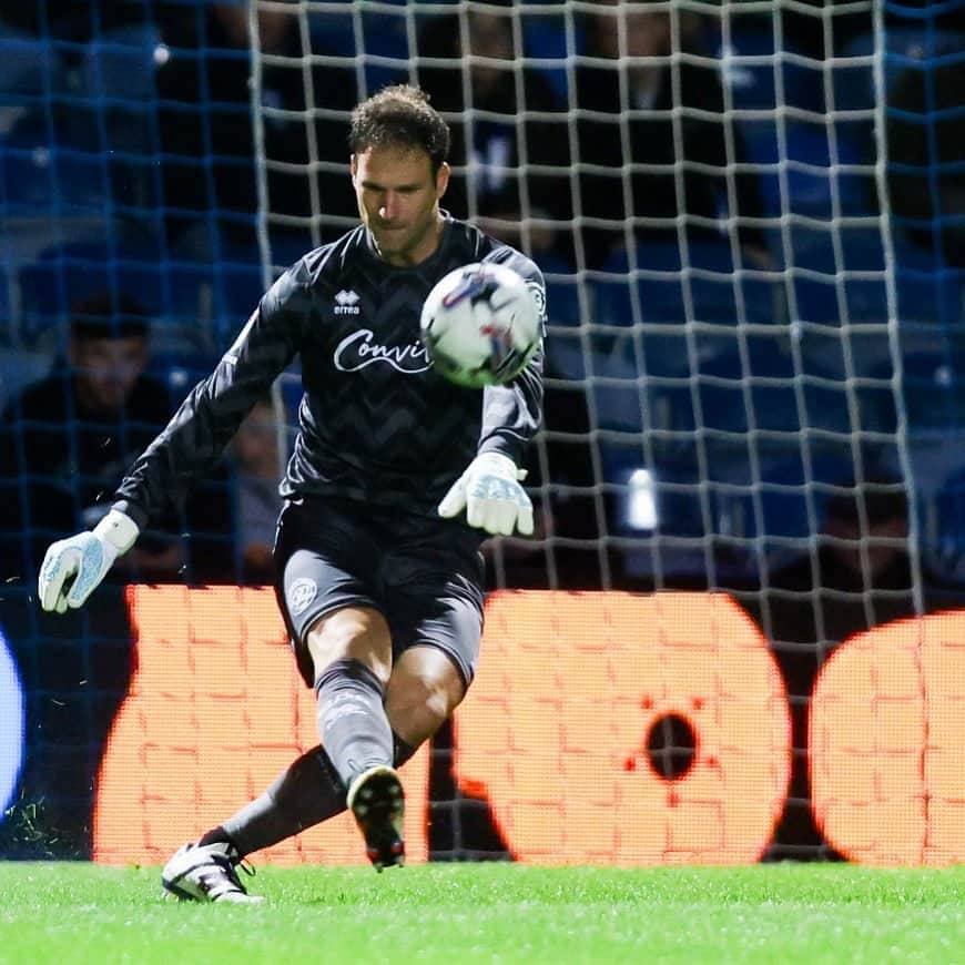 アスミル・ベゴヴィッチのインスタグラム：「A deserved point last night for us under the lights. Great support until the end pushing the team on. Another tough game coming up on Friday! 🧤🆎🔵⚪️  @officialqpr @ab1gk」