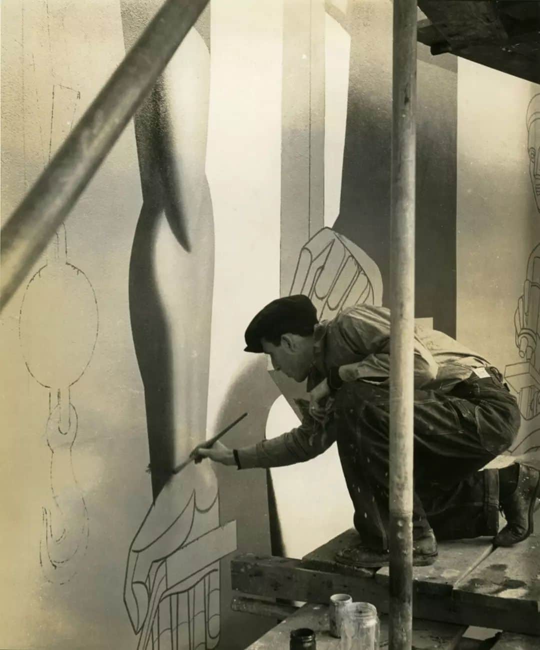 のインスタグラム：「’Probably the only thing one can really learn, the only technique to learn, is the capacity to be able to change.’  #GetToKnow one of the 20th century’s most captivating painters, Philip Guston. Born in Montreal, Canada, in 1913, Guston was the youngest of seven born to a Jewish couple who came to North America after fleeing antisemitism in present day Ukraine. Canada seemed to offer shelter, yet the family found life difficult, and in 1919 they moved to Los Angeles. Here they encountered more hardship as well as anti-immigrant sentiment and racism, encapsulated by the growth of the Ku Klux Klan in the 1920s. Guston retreated into the fantasy world of comics, and started drawing and painting.  Guston was school friends with Jackson Pollock at Manual Arts High School and started to paint murals, inspired by Renaissance painters and Mexican muralists. Towards the end of the 1940s he began experimenting with abstraction and was at the centre of the abstract expressionist movement in New York in the mid-1950s alongside Willem de Kooning, Mark Rothko, and many others. His paintings featured vibrant brushstrokes and a shimmering use of colour, often pinks, reds and blues.  Political turmoil in the U.S. and around the world encouraged Guston to move away from abstraction. He began populating his paintings with hooded figures, reminiscent of the Ku Klux Klan who still haunted him from his childhood. He made these paintings in protest against war, injustice, and violence of all kinds. Guston continued to paint in his signature cartoonish style until his death in 1980, creating mysterious compositions with dreamlike clusters of figures and everyday objects.  Throughout his lifetime Guston courageously changed styles according to his beliefs and in response to real-life issues. His upcoming exhibition at Tate Modern explores how his paintings continually bridged the personal and the political, the abstract and the figurative, the humorous and the tragic.  🎟️ Book tickets via the link in our bio. 🎟️  📷 Guston working on 'Work the American Way (Maintaining America's Skills) 1939. Image courtesy of the Guston Foundation and Hauser & Wirth.」