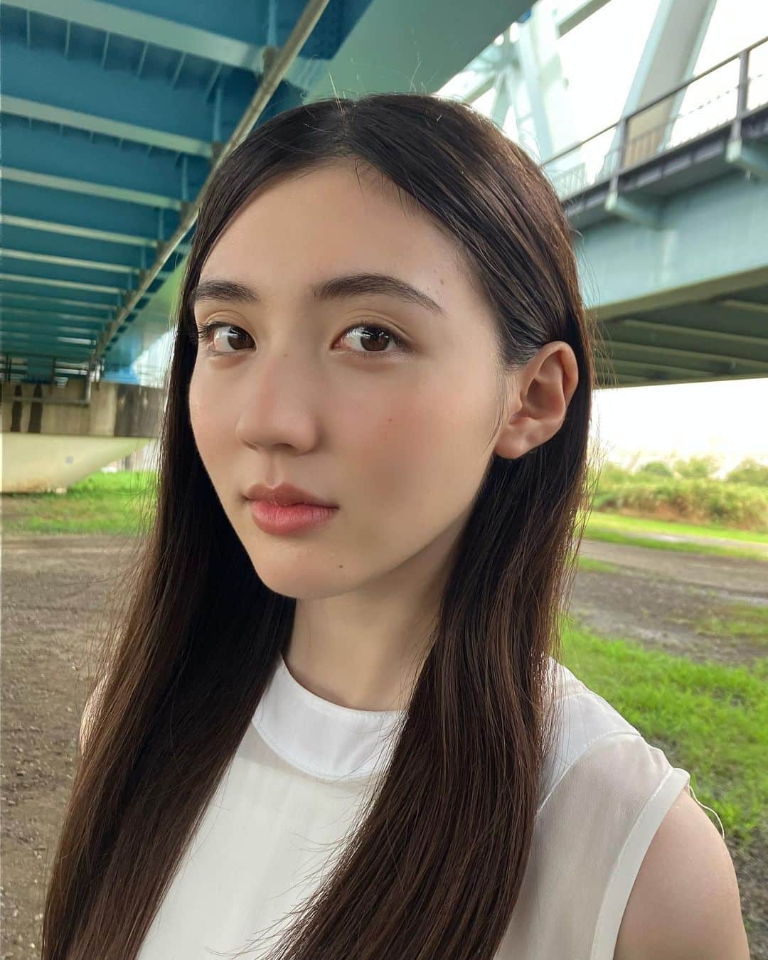 宮本和奏のインスタグラム：「📺お知らせ📺  GLASGOW / ともしび ミュージックビデオに出演させて頂きました！  撮影は途中大雨が降ってきて大変だったけど、スタッフの皆さんのお陰で最後まで楽しく撮影できました、、✨  とっても素敵な曲なのでぜひ映像と一緒に聞いてね🤍  #GLASGOW さん #ともしび #ミュージックビデオ #宮本和奏」