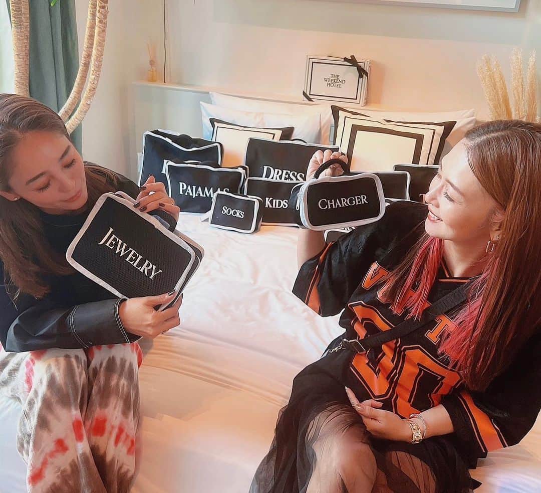 桜井裕美のインスタグラム：「昨日は『The Weekend Hotel』のランチ会にお邪魔して来ましたー✨  私は一枚のこのスーツケースの中が小分け出来るポーチが大のお気に入りで、毎回旅行の時はkids3人分を1人分づつ入れて持って行っています。 そうするとホテルではそのままチャックだけ開けて棚に並べる、スーツケースの中がごちゃごちゃしなくてすごく嬉しいのです👌  他にも優ちゃんコラボのバックもあったりと楽しい会でしたー✨  みんなキッズの年も近いから今度はキッズたちも一緒集まろーとなりましたー💕  デザイナーのめぐちゃん5周年おめでとー💕💕💕」