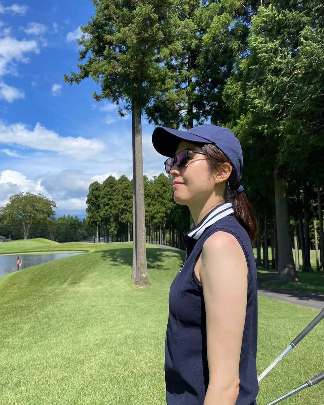 栗原文音さんのインスタグラム写真 - (栗原文音Instagram)「. 久しぶりのゴルフ⛳️✨ もうそんなに焼けないだろうと 初めて半袖短パンで気合い入れた結果… 肩の日焼けが大変なことに😵‍💫😵‍💫 今年の夏をなめてました。  これは大変だぞー。 どうしたら良いんだ😮‍💨 ケア頑張ります。  #ゴルフ #良い天気 #日焼け #大失敗 #ベストスコア更新」9月20日 19時51分 - ayane0927