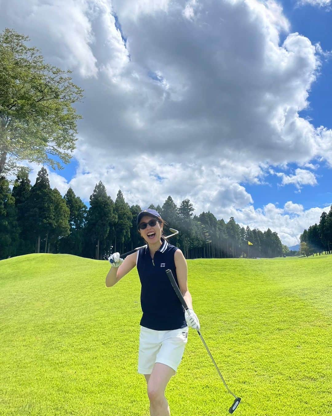 栗原文音のインスタグラム：「. 久しぶりのゴルフ⛳️✨ もうそんなに焼けないだろうと 初めて半袖短パンで気合い入れた結果… 肩の日焼けが大変なことに😵‍💫😵‍💫 今年の夏をなめてました。  これは大変だぞー。 どうしたら良いんだ😮‍💨 ケア頑張ります。  #ゴルフ #良い天気 #日焼け #大失敗 #ベストスコア更新」