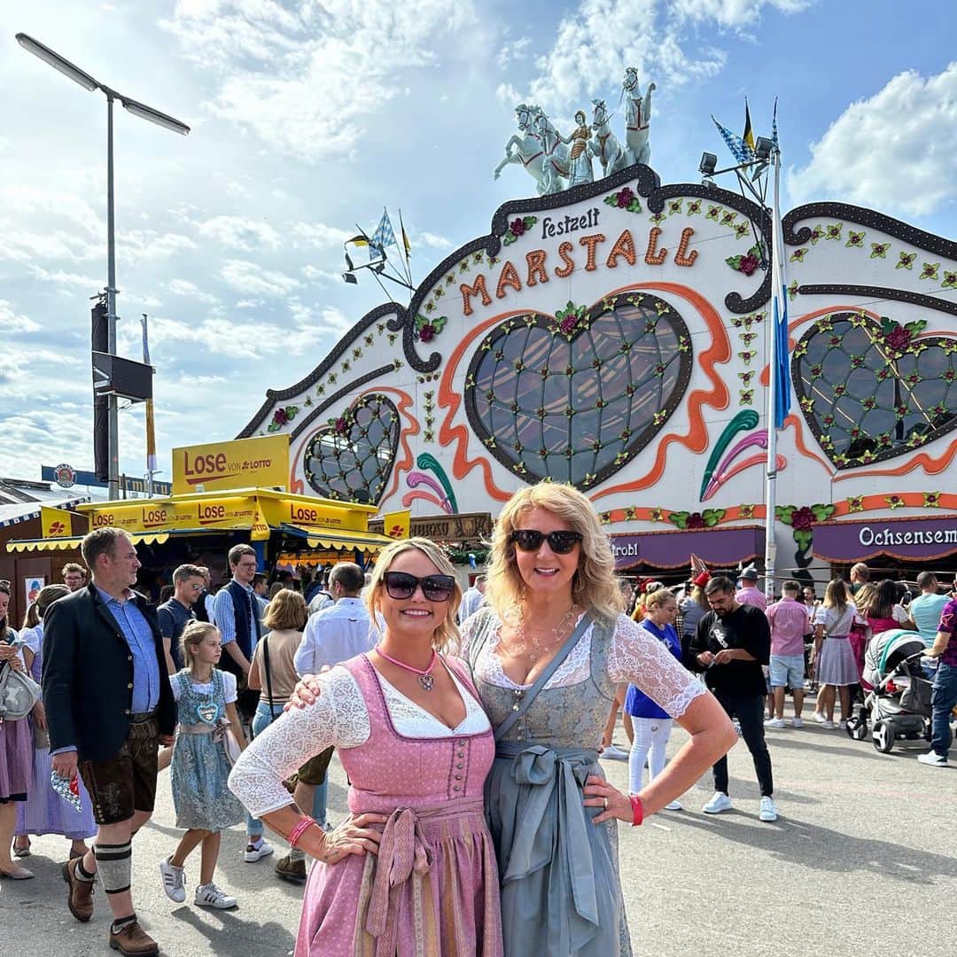 のインスタグラム：「Oktoberfest Munich 2023. What a way to end an amazing trip! I’ve been with my manager and friend @marionkraft for  20 years and this is the first time I got to go  back home with her. She grew up in a small village in the south of Germany and after all this time hearing great things about it, I finally got to see the place that shaped one of my most favorite people. It was so special to me to get to share this trip with her and our pals. Oktoberfest was like a movie. Unforgettable! Love you @marionkraft and  thanks for putting this together for all of us. This whole trip filled my ❤️. Now back to🇺🇸.」