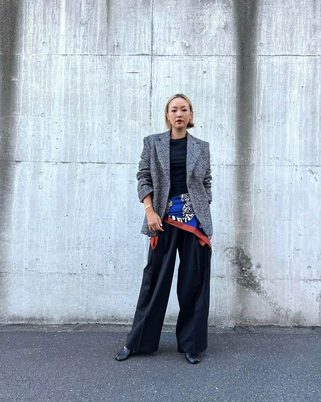 亜弥さんのインスタグラム写真 - (亜弥Instagram)「秋先取り🍂 ⁡ これからの時期にピッタリな上品で形が綺麗なジャケット。 カジュアルスタイルからドレスアップまで幅広いシーンで 使えそうな1枚✨ ⁡ 私の定番、ワイドパンツとコットン素材のTシャツと合わせたよ。 @bananarepublic_jp  ⁡ 9/19〜26の期間中に全国のバナナ・リパブリック店舗と 公式オンラインストアで利用できる10%OFFのクーポン コード【Aya10】を使ってお買い物を楽しんでね🤍 ⁡ #br_ad #TheBRLook  #バナナリパブリック #バナリパ #ジャケット」9月20日 19時52分 - _ayaaa19_