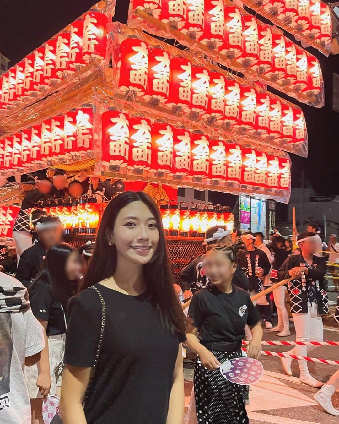 松田和佳のインスタグラム：「まだまだ夏を味わいたくてお祭りへ🏮  私の地元では盛大にお神輿を担ぐお祭りはやっていなかったので、掛け声に太鼓、笛の音で活気を感じられて新鮮で楽しかったです😚  冷え冷えのパインもゲットできて大満足でした🍍💛  #お祭り #お神輿 #パイナップル」