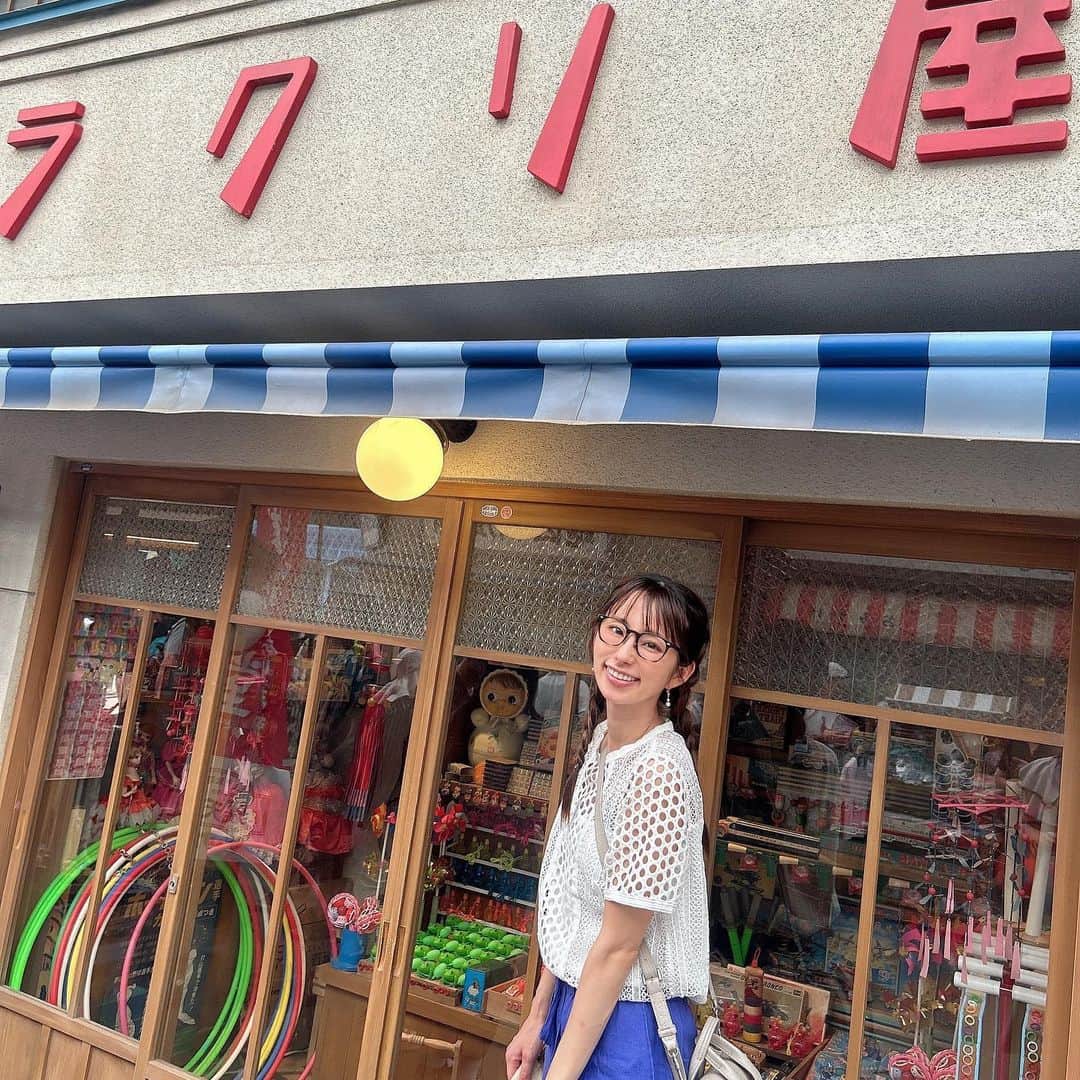 前田ゆうのインスタグラム：「西武遊園地🤍 この夏は西武遊園地へいってきました😆ずっときになってたこのレトロな街並み😘🫶タイムスリップしたみたいでとってもたのしかった😋 銭天堂は街のなかで謎解きみたいな感じでわくわくしちゃった❤️ 子どもたちにおすすめな遊園地やけど大人だけでもめちゃくちゃ楽しめました😉❤️😘  これから西武遊園地へいくかたらウルトラマンには必ず会いに行って🤍😍カッコ良すぎた😍」