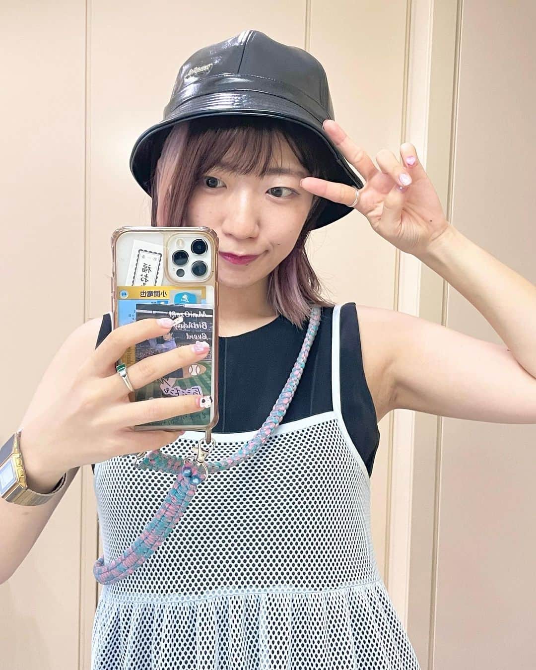ぱいぱいでか美のインスタグラム：「かけこみノースリーブ🏃‍♀️ . そろそろ涼しくなる気配があるので (とは言えまだまだ暑い😭) ノースリーブ着とくか〜となりまして 昨日の #たぬきのダンス こんな感じでした🩵 秋もきっと被り続けるお気に入りの帽子はX-GIRLの！ X-GIRLの帽子、秋も冬も可愛いの注文したから楽しみ🫶🏻 . #たぬきのダンス #xgirl #candystripper #poff #でか美衣装 #でか美私服 #でか美ちゃん」