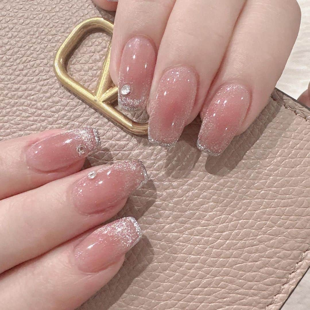 MISAさんのインスタグラム写真 - (MISAInstagram)「#newnail 🎀💞 ㅤㅤㅤㅤㅤㅤㅤㅤㅤㅤㅤㅤㅤ 絶妙な秋カラーにマグネットからの 先端キラキラ🥺🤍✨✨✨ 色可愛すぎてマグネットなしでも したい😩🩷🩷🩷たまらん😩 ㅤㅤㅤㅤㅤㅤㅤㅤㅤㅤㅤㅤㅤ #nail #マグネットネイル #秋ネイル」9月20日 19時55分 - chatae._