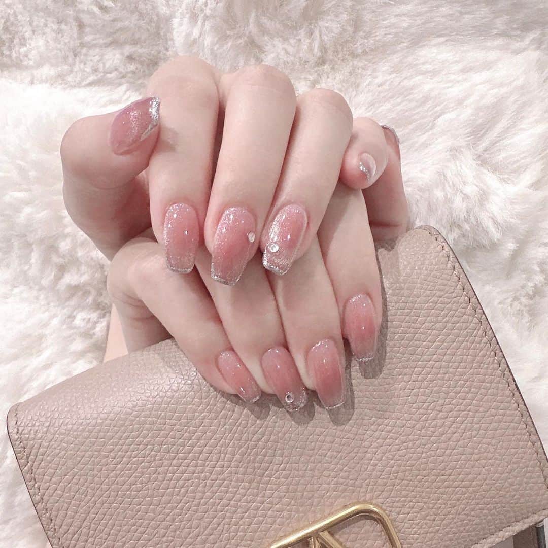 MISAのインスタグラム：「#newnail 🎀💞 ㅤㅤㅤㅤㅤㅤㅤㅤㅤㅤㅤㅤㅤ 絶妙な秋カラーにマグネットからの 先端キラキラ🥺🤍✨✨✨ 色可愛すぎてマグネットなしでも したい😩🩷🩷🩷たまらん😩 ㅤㅤㅤㅤㅤㅤㅤㅤㅤㅤㅤㅤㅤ #nail #マグネットネイル #秋ネイル」