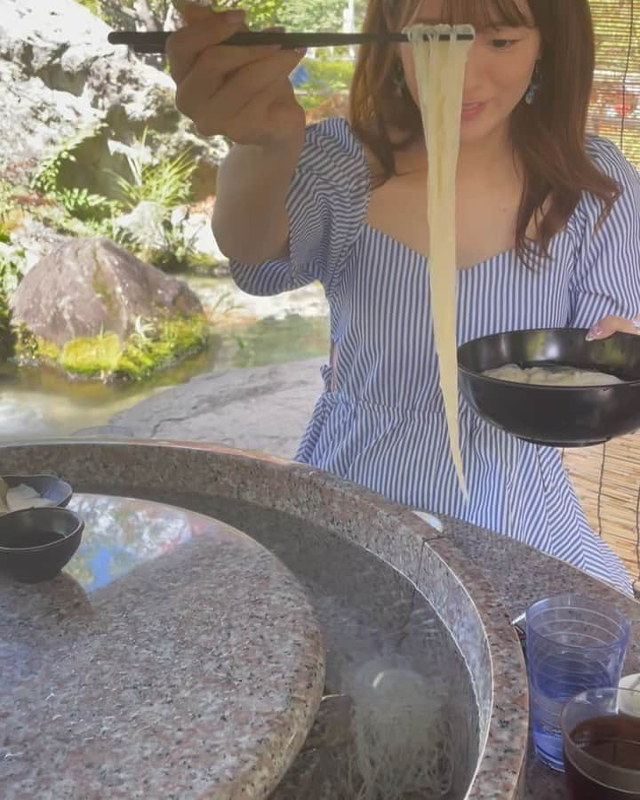 にゃんさんゴルフのインスタグラム：「山梨で流しそうめん🐈  予約できないから 待ちたくないから オープンする時間に行った！ 10:30〜オープンだよ🐈 16:00まで🙆‍♀️  天ぷらも筍のお刺身も美味しかった👌  川沿いで気持ちいいよ🫶🥴  #昇仙峡#渓流#流しそうめん#円右衛門 #山梨旅行#甲府#yamanashi」