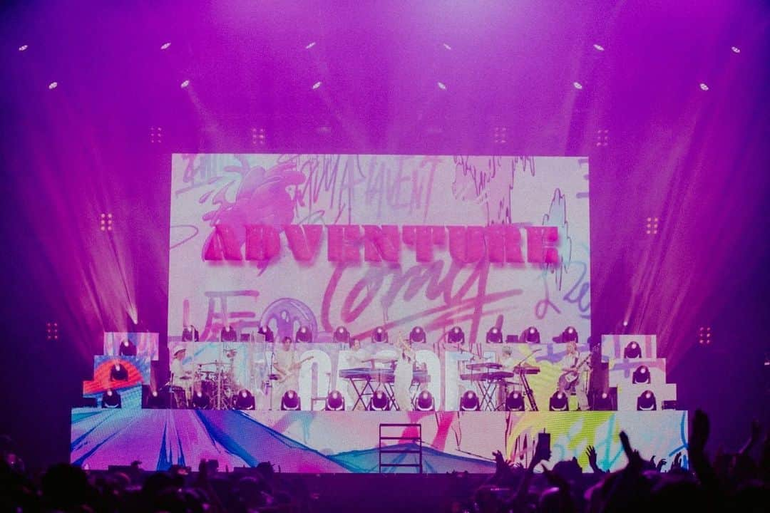 藍にいなさんのインスタグラム写真 - (藍にいなInstagram)「I made the stage visuals for YOASOBI's summer festival performance.  ROCK IN JAPAN FESTIVAL 2023 SUMMER SONIC 2023TOKYO SUMMER SONIC 2023 OSAKA WILD BUNCH FEST. 2023  my part▼ 夜に駆ける (Into The Night) 三原色(RGB) アドベンチャー(Adventure) ＋ Main visual  Thank you YOASOBI!!!♡  photo by @shumpei_1002   #yoasobi #rockinjapan #summersonic #wildbunch  #drawing #dailysketches #2danimation #2dartwork #animeillustrations #visualdesign #artdirection」9月20日 19時56分 - nina_o0o0