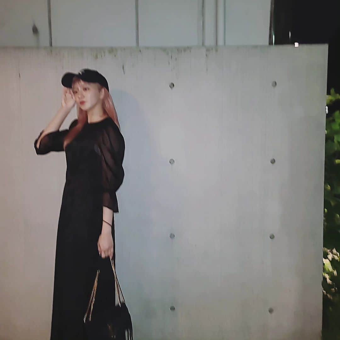 のインスタグラム：「🖤🖤🖤 . ピンク儚い、、 もう今は色落ちしてしまってますが、、  ちょっと前ー。  黒ワンピで大人っぽかった日♡ . #mireinsta #mireinocode #星名美怜  #ピンクヘア #黒ワンピ #amail  #ootd⁡ #룩북  #스타일링  #스타일링  #가을코디」