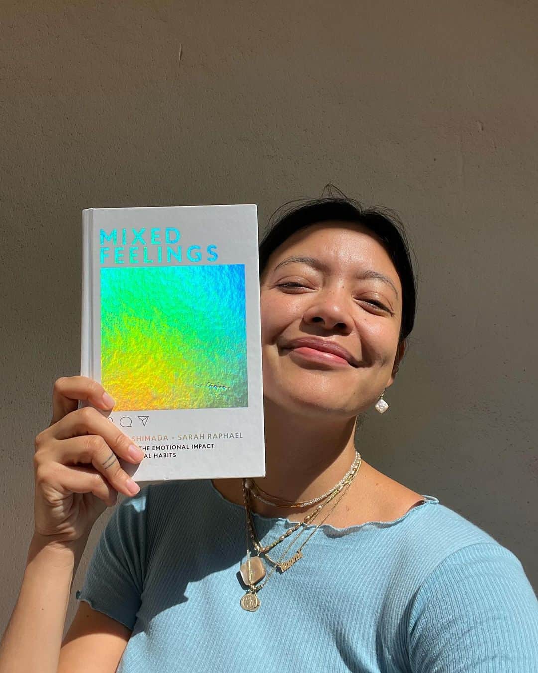 ナオミ・シマダのインスタグラム：「Today marks 4 whole years since @mixedfeelingsbook came out into the world and wow what a trip it is to look back as so much has happened since then, both on a personal and collective level. This book came out a mere 6 months before the pandemic took hold of the world and changed our lives forever. Many of our existences consequentially were forced even more online than ever exacerbating the many already complicated relationships many of us had with social media. I think at the time of writing it, I was slightly nervous about how this book would age as everyone kept calling the subject matter ‘so timely’ but I feel like conversations about the emotional impact of social media have become even more pertinent or even extremely vital as we continue to try and make sense of this ever turbulent world and who we are in it while also existing in this space that has only become more algorithmically lead by capital. This booked helped me see the correlation and recognition that whats playing out in the world is reflecting that what’s going on in our psyches’s.   On a personal level this book was huge deal for me as while shopping this book around I was suffering with so much imposter syndrome around my writing, leaving me drowning in a pool of depression I struggled to get out of. Seeing it through and finishing it helped me to exorcise so many of my own shadows that made my relationship to social media complicated in the first place. It helped me believe in my voice and see myself from a whole new much kinder and generative perspective and for the most part helped me create a new much healthier relationship to this space. It was my death and my rebirth. Thank you sweet @sarah_raphael for being my co-pilot/conspirator and taking that wild journey with me! Thank you to our many beautiful collaborators who shared your voices in the book! Thank you @susannah_otter for making it happen! Thank you Nicola Chang for believing in me way before I did! Thank you to everyone who bought it or managed to read it somehow! Your notes and letters were everything! Thank you universe for the lessons that come in all shapes, for continuing to show me the way, humbled + grateful 🩵」