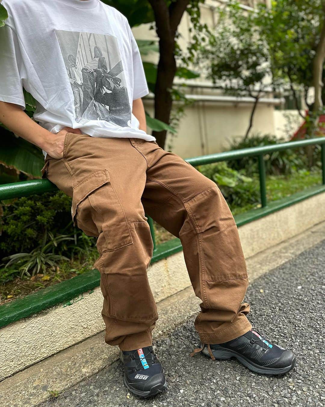 GROW AROUNDのインスタグラム：「#growaroundnewarrivals  Carhartt WIP REGULAR CARGO PANT  Carhartt WIPの定番、8.25ozの REGULAR CARGO PANTSにガーメントで風合いの出ているモデルです。 TAMARINDとBLACKの2色展開になります。」