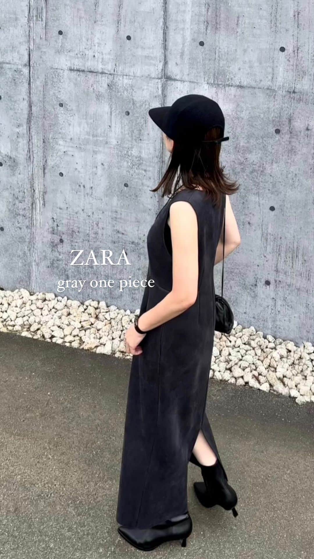 のインスタグラム：「去年の今頃は長袖着てたな？🤔 と思いながら暑くてまだノースリーブ🙌 せめて素材と小物から秋物にチェンジ🍂  グレーのワンピース欲しいなって思ってたら ザラでめちゃくちゃタイプなの発見😍 名前はツイード風だけどベロアで柔らかい生地✨  試着に合わせたショートブーツも履き心地良すぎて 一緒に連れて帰ってきた🫶  ウールキャップはまだ暑すぎたけど形が可愛くて 秋冬たくさん活躍しそう🧢  one-piece/boots… @zara cap… @uniqlo_jp  bag… @newbottega  accessory… @hermes」