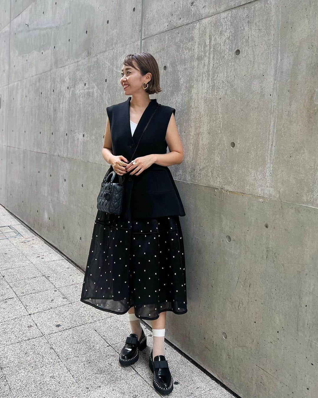 松本亜希のインスタグラム：「・ vest: @machatt_  skirt: @machatt_  bag: @dior  shoes: #akiron_donoban (梅阪popupにて再販) pierce: #akiron_donoban セレクト(梅阪popupにて再販)  @machatt_ のポップアップでgetしたもので初下ろしコーディネート🖤この合わせも可愛い。 このベスト着たくて、まだ暑いけど汗かきながら着てました 笑　後ろからのフォルムも激かわ😍  そして、パールリボンローファーもサンプルだけど初下ろし🖤　初めて長時間履いたけど、軽いしエナメル柔らかいし、全く靴擦れもせずストレスフリーでした👍 改めて推せる‼️ほんまに推せる❣️ 梅阪popupにも並びますので、是非ご試着しに来てほしいです♥️  __________________________ #ootd #coordinate #コーディネート #ローファー#ジレコーデ #ベストコーデ  #outfit #fashion #ファッション　 #コーデ #ママコーデ#男の子ママ #machat#マチャット#donoban#ドノバン」