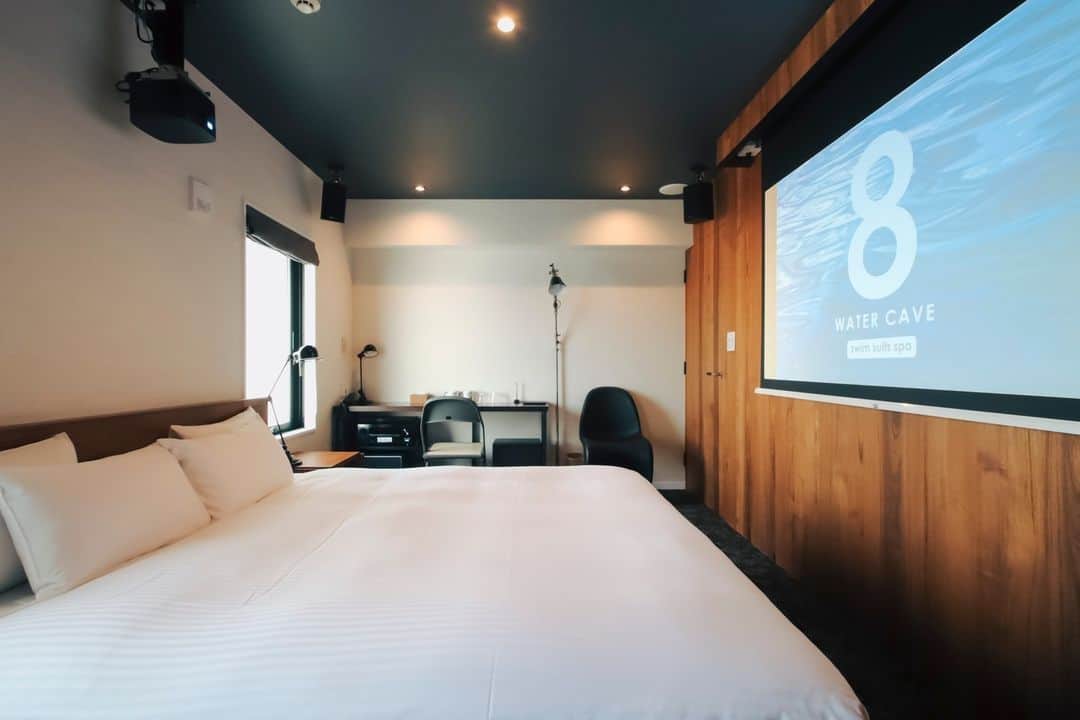 8hotelのインスタグラム：「秋の夜長に…シアタールームで映画鑑賞はいかがですか？  完全防音なので映像の世界観にどっぷりつかれます！」