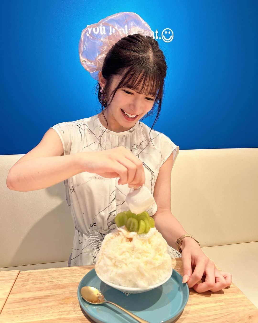 渚志帆のインスタグラム：「日暮里『CAFE GOOD DAY』さん🍧  ＊ラムネ ＊シャインみるく ＊焦がしキャラメルナッツ ＊いちじくみるく  CAFEGOODDAYさんの気になる氷ちゃん巡り🏃‍♀️💨 すごい爽やかそうなこれはきっと私好きだ！って思ったラムネ🍧 ビジュアルからパチパチパチキャンディにクリームに可愛いラムネ感満載🤤 この淡いミントグリーンがすっごく綺麗で見てるだけで癒されます🍀 1口目から、パチパチパチキャンディがお口の中でパチパチと弾ける！ ラムネって子供の頃大好きでよく飲んでた印象...それを思い出させられるかのような懐かしい気持ちに浸れる味わい。 氷もしっかりラムネの味がします、 中にはナタデココ！この独特な噛みごたえ癖になっちゃう。 ナタデココも子供の頃好きだった、、！！！ すごいしっかり計算尽くされている一杯目からかなり優雅な優しい気持ちになれる氷ちゃんでした🌼 シャインマスカットあったらやっぱり食べたくなっちゃうシャインみるく🍧 食べやすい大きさにカットされたシャインマスカットがトップにたっぷり。 シロップが桃とアールグレイどっちか1つ選べて、私はアールグレイにしました💎 氷とクリームとシャインマスカットがちょうど良い具合にスプーンに入ってサクッと！すくいやすい。 シャインマスカットが甘くて安定美味しい！ クリームが自然な甘さでシャインマスカットとマッチしていてするするいけちゃう。 そしてクリームの量も多すぎず少なすぎずで丁度良くてこれは胃に優すぃです🌈 アールグレイシロップをかけると大人な深い味わいに変化。 かなり濃密になってアールグレイの香りと共にシャインマスカット...ものすごい高級感です🥹✨ やはりシャインマスカットは間違いないですね🪄 食べて良かった大満足でした！😋 次にちょっと私がオーダーするのは珍しい種類かもな焦がしキャラメルナッツ🍧 私が気になったのは焦がしキャラメルナッツの"焦がし"の部分です笑 焦がされてるの大好き系です☺️ ビターな焦がしキャラメルソースが中まで染みていて美味しい！ 中にもナッツがたっぷり入っていて食べ応えたっぷり。 エスプレッソソースをかけるとコーヒーみたいな大人な味わいに変化☕💭 ビターとビターのコラボで深いキャラメルです🌟 生クリームが丁度良い甘さを出していて苦すぎずにいてくれて良い仕事をしています🪄 私にしては初めて食べる感じの氷ちゃんで新鮮美味しかった😋 最後にやっぱり食べたかった！いちじくみるく🍧 もはや私の中では定番になってますいちじく。 いちじくシロップがぐるぐるたらりとかかってクリームにいちじく果肉🌼 この食べやすい大きさにカットされいるのは嬉しいね🥳 割といちじくよりもみるく感が強めな感じでいちじくの自然な味わいが美味しい！ 中の方がいちじくたっぷり入ってて驚きんご😳！ 食べ進める度にテンション上がっていく系氷ちゃんです🍧 CAFEGOODDAYさんのクリームは本当に食べやすくて、私は生クリーム苦手な方なのですが全然食べれちゃうむしろ美味しいあって嬉しい素晴らしいクリーム😋 今回もすごく美味しい４杯でした！ ご馳走様でした🙏✨」