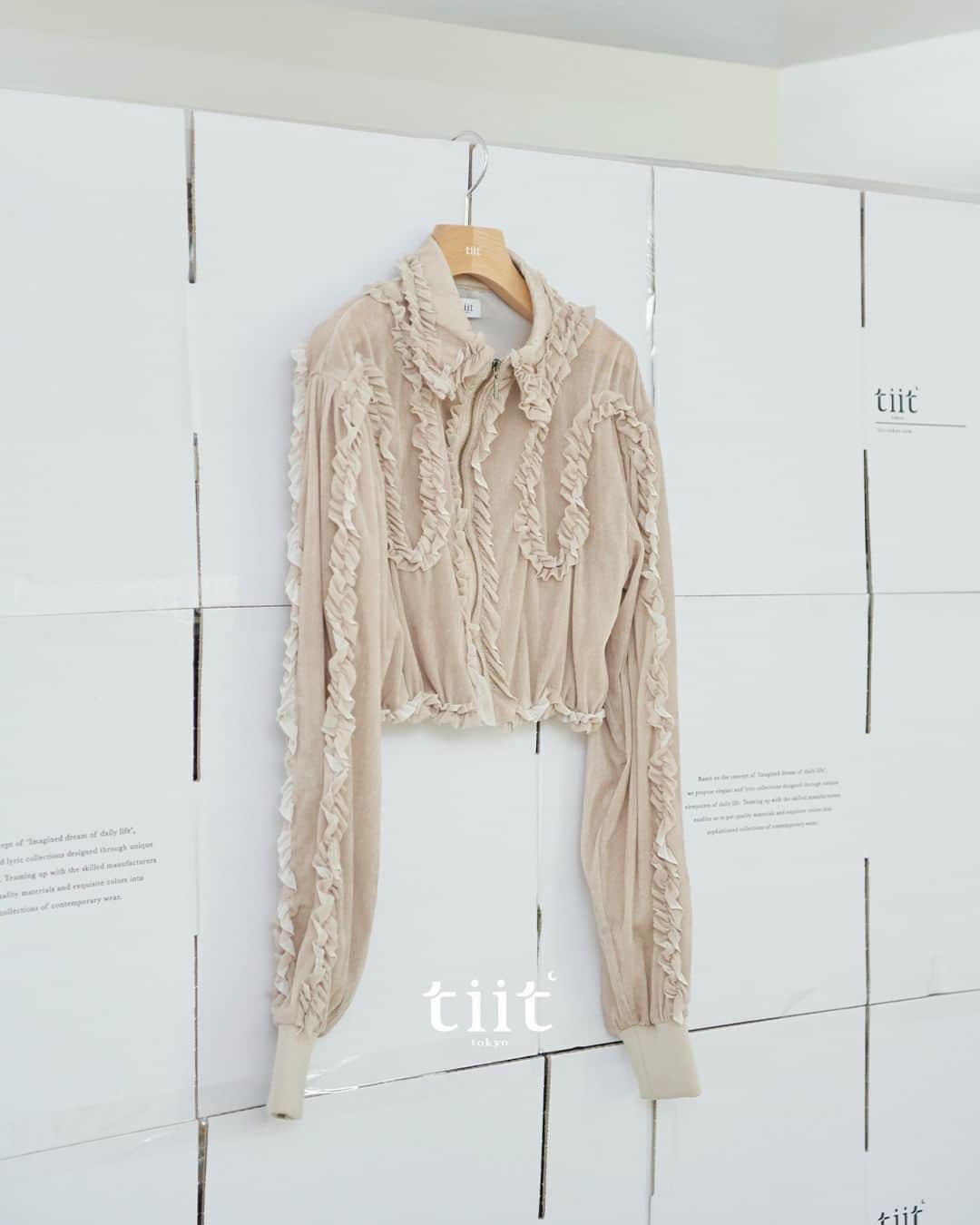 のインスタグラム：「2023 fall winter collection tulle flocky frill blouse / gray beige   #tiittokyo #AW23」