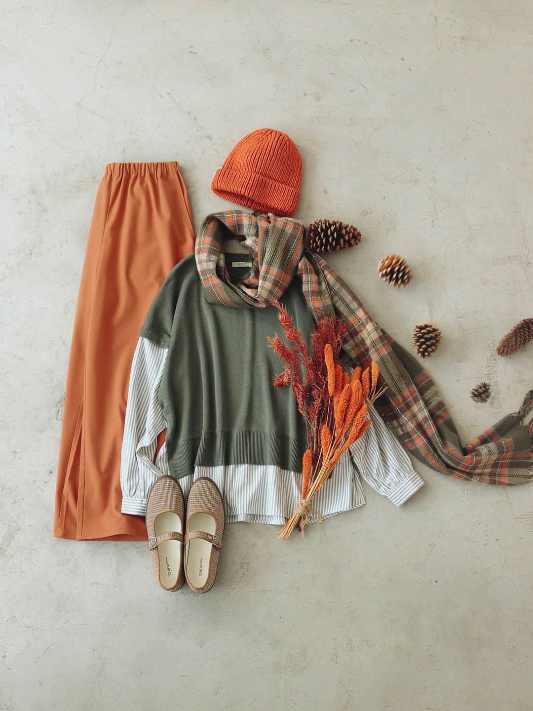 スタディオクリップさんのインスタグラム写真 - (スタディオクリップInstagram)「【オレンジ×グリーンで秋の装いに！】 こっくりしたオレンジと深みのあるグリーンを合わせて、色合いから秋を感じる着こなしに。ドッキングプルオーバーはコーディネート要らずで、シャツの袖を取り外せる２WAY。TRイージーワイドパンツは、きれい見えする素材で程よいワイドストレートシルエットが特長です。 . トップス（品番：970572）¥5,390（税込） パンツ（品番：197361）¥4,950（税込） ニットワッチ（品番：904722）¥2,200（税込） ストール（品番：963148）¥2,750（税込） スニーカー（品番：972842）¥4,950（税込） . #studioclip#dailycoordinate#ootd#style#fashion#dotstlook#スタディオクリップ#クリップコーデ#トップス#パンツ#イージーワイドパンツ#ニットワッチ#ストール#スニーカー#旬の着こなし#秋コーデ#スタジオクリップ#スタジオじゃないよスタディオだよ」9月20日 20時00分 - studioclip
