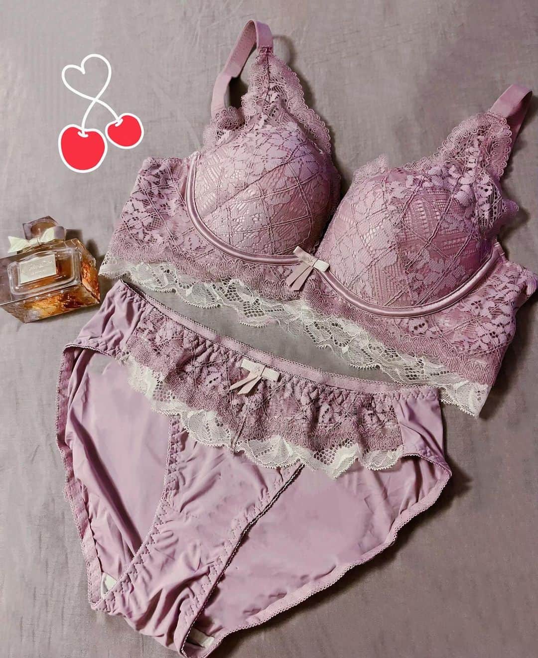 のインスタグラム：「ハロ～♡. お疲れ様ん (*´▽`*)ﾉ 💕. . . この👙セット可愛いでしよ😍❤️✨✨. @lingerie_neutral  . . プチプラなのに高品質　つけ心地も良くて可愛いくて全色欲しくなってる笑🥹. . これはノンワイヤーなのに小胸の方でも驚くほど盛れるよ✨✨. ふわふわパッドがアンダーを引き上げてくれて 脇高デザインで脇肉や、背中のお肉もすっきり綺麗よ💕 . . . . レビューも3,000件以上あって4.25の高評価で 楽天市場で年間ランキングや 2023年上半期ランキングなども受賞されたそう+･｡✧*.. . . ✅通常価格2,980円が 今ならクーポン利用で1,788円になるそう💓 . クーポンは　@lingerie_neutral　 プロフィールURLから取得出来るよ♡. 私はイロチ買います .  今日も見に来てくれてありがとうよ🥹💕. いつも嬉しい🧡🧡  . #pr #ニュートラルランジェリー#楽天市場　 #下着 #育乳 #育乳ブラ #ランジェリーショップ #秋コーデ #ノンワイヤーブラ #ナイトブラ #ナイトブラおすすめ #ニュアンスカラー #盛れるブラ #バストケア #バストアップ #ルームウェア #下着通販 #大人可愛い #ランジェリーから始めるおしゃれ」