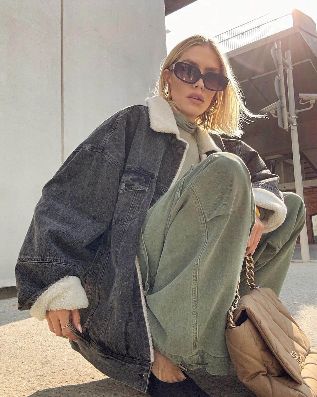 エレナ・ペルミノヴァのインスタグラム：「Вы просто не понимаете какую крутейшую коллекцию создали 💣 @2moodstore Из этой джинсовой куртки и этих брюк-карго  я не вылезаю уже вторую неделю 😅」