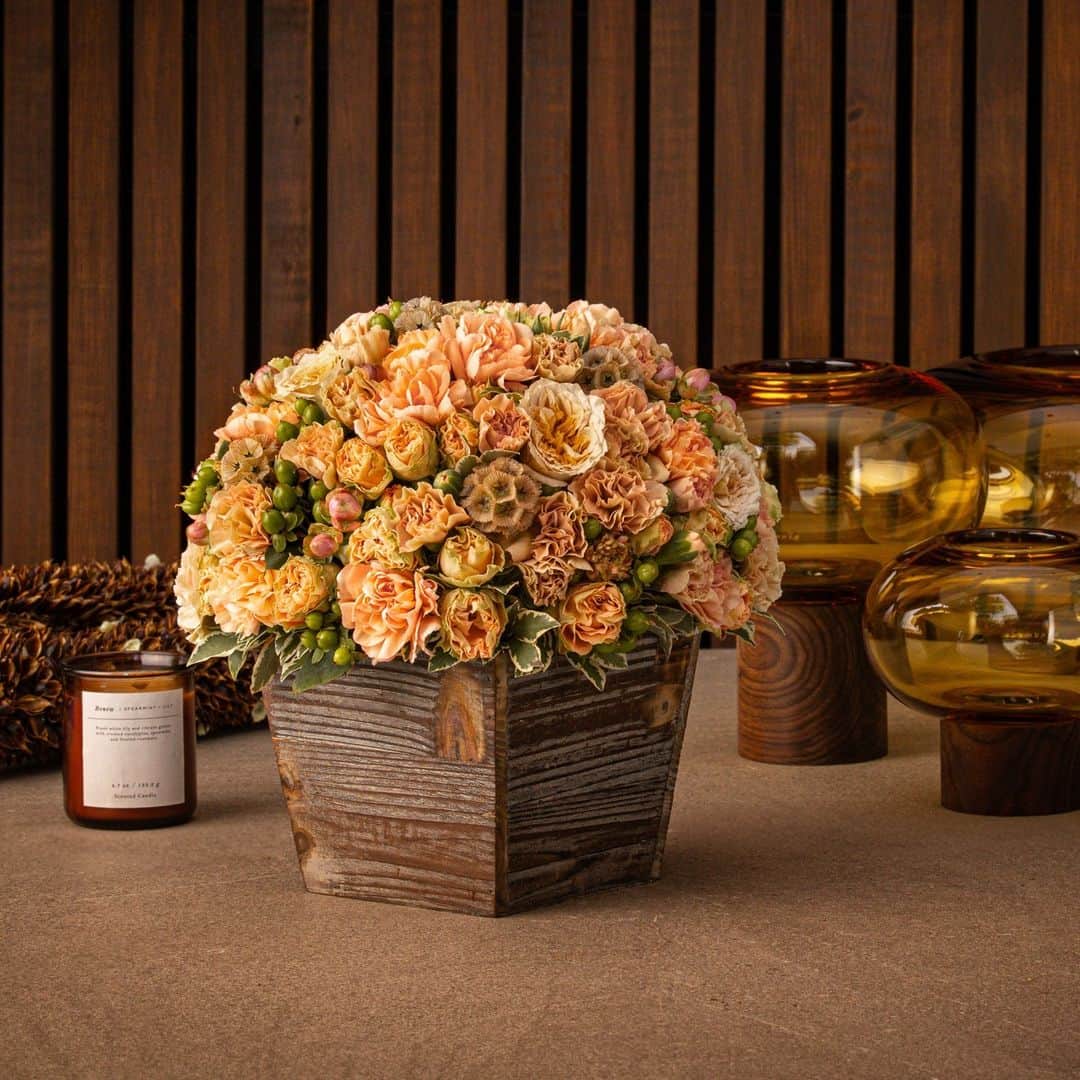 のインスタグラム：「Look at these elegant fresh flower arrangements from this year's limited "Floral Autumn" Collection. They add a touch of sophistication to any home and are such a wonderful way to welcome the new season in style. #FloralAutumn⁠ .⁠ .⁠ .⁠ .⁠ .⁠ #nicolaibergmann #flowerdesign #floralart #ニコライバーグマン #フラワーデザイン #니콜라이버그만 #꽃다발 #цветочноеоформление #blumenkunst #artefloral #北欧デザイン #北欧インテリア」