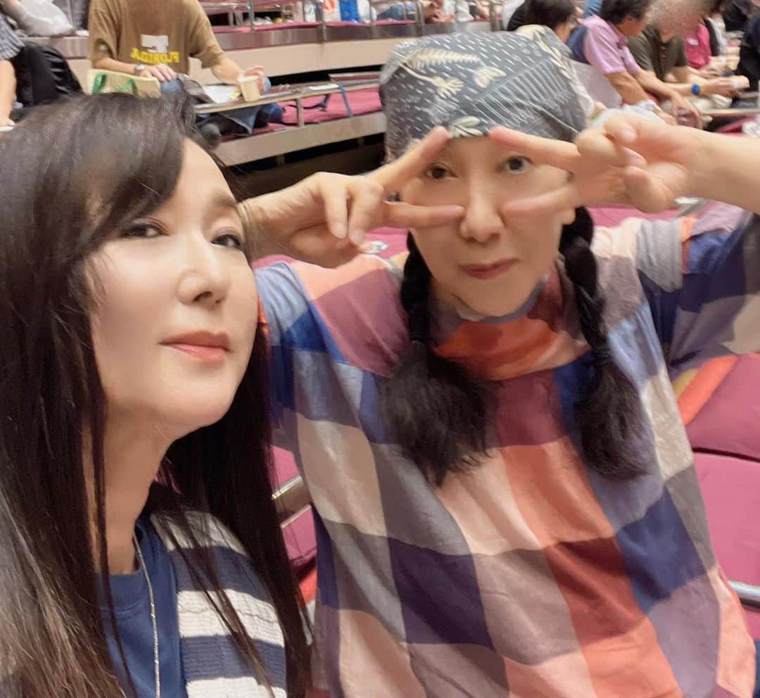 浅野ゆう子のインスタグラム：「本日❗️  シゲちゃんとデート❤️ ^_^  室井滋さんが❗️  両国国技館へ大相撲9月場所観戦に連れてってくれました❣️  生まれて初めてのお相撲観戦　^_^  お弁当食べて、おやつして　^_^  滋ちゃんがずっと解説してくれました❣️  もぉ〜❣️ めちゃめちゃ楽しかったです　^_^  シゲちゃん❤️ ありがとう❤️  #両国国技館 #大相撲 #観戦 #室井滋　さん #ありがとう」