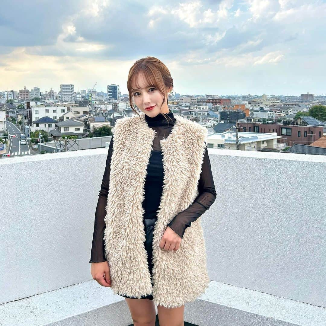 yurishonさんのインスタグラム写真 - (yurishonInstagram)「・ ⁡ 今年も絶対人気なプードルファーベスト🐩🍂 @210nouve_online  ⁡ 着回しもたくさんできるから 一つ持ってるとほんもに便利👏🏻✨ ⁡ ⁡ 9月24日まで期間限定割で28%offの ￥4,990(税込み)で購入できちゃうよ🤍 ⁡ ⁡ #210nouve#トゥージュヌーヴ#トゥージュ#秋コーデ#ファーベスト#ファーベストコーデ#プードルベスト#ootd#大人コーデ#pr#210コーデ#pr」9月20日 20時05分 - yurishon