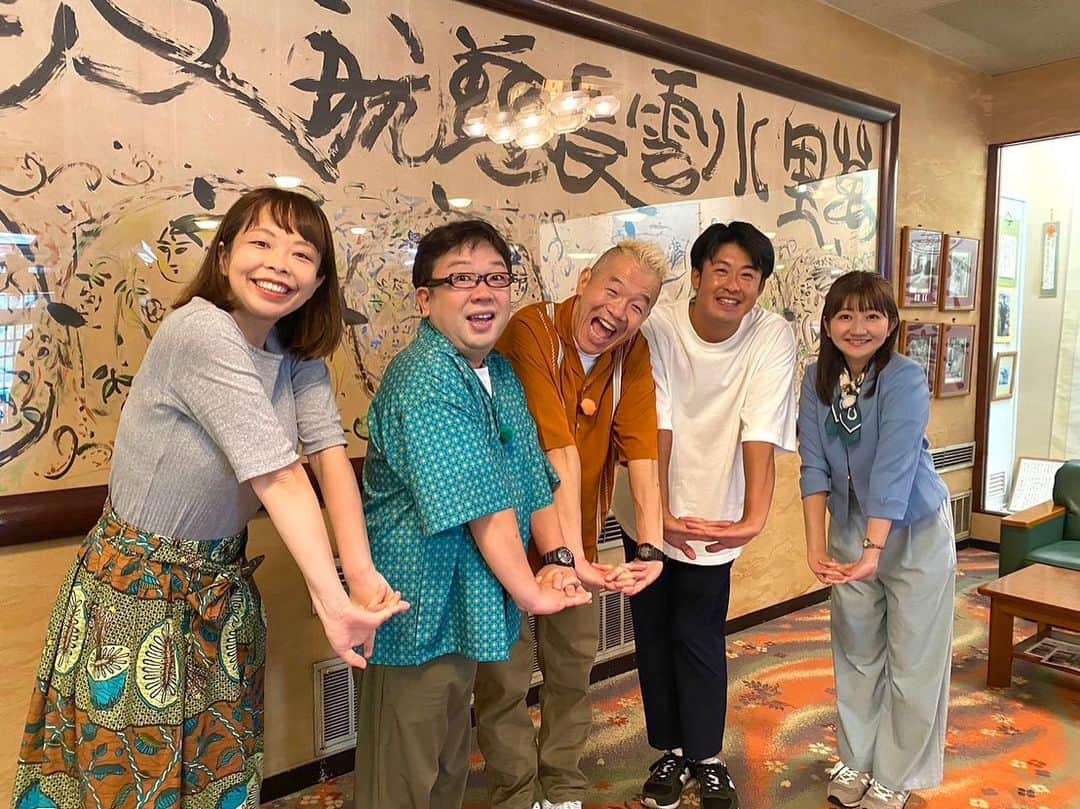 高坂友衣のインスタグラム：「. 今日は キャイ〜ンさんとロケでした🍎  とっても素敵なお二人で 楽しい楽しいロケ✨  放送は、 10月28日(土) 午後4時から ABA 青森朝日放送 《ようこそキャイ〜ン様！ 青森満喫おもてなしツアー》 です🍎‼︎ お楽しみに😊」