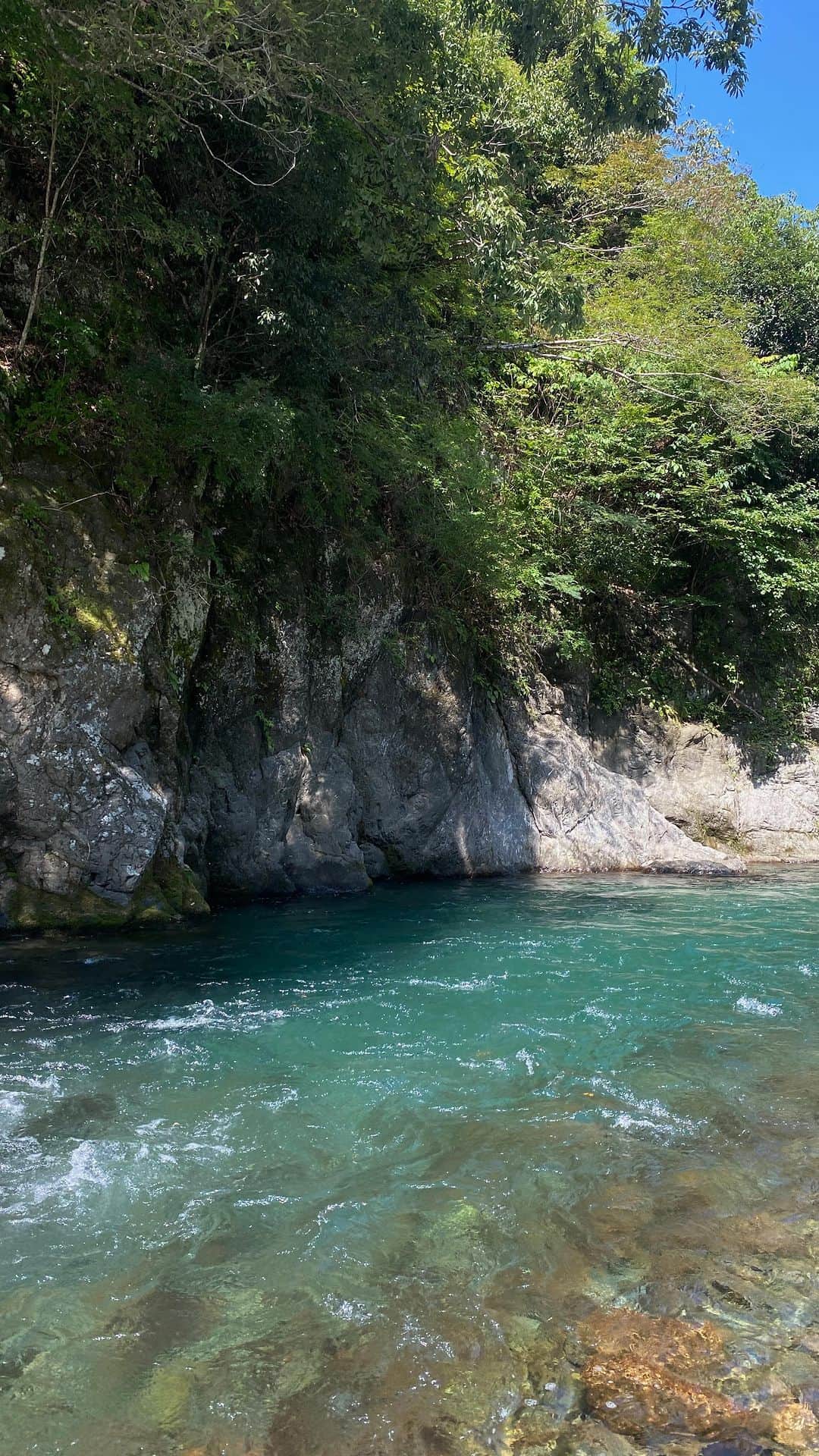 ᴱᴸᵞのインスタグラム：「🤍 9月入っても真夏日が続いているおかげで 諦めてた川遊び楽しめた ！  最高✌🏻( ◠‿◠ )」