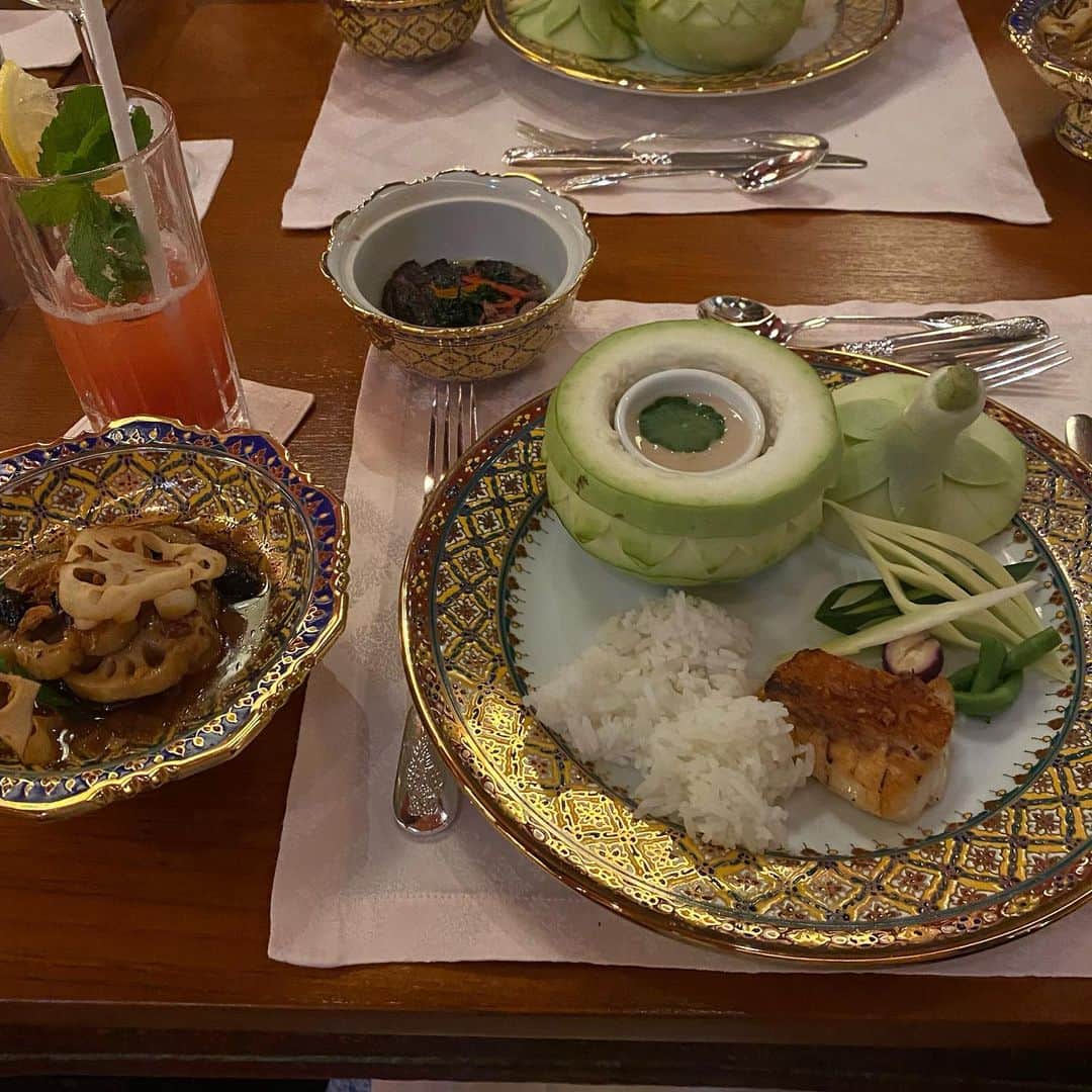 モラレスしれなさんのインスタグラム写真 - (モラレスしれなInstagram)「. タイの宮廷料理と民族ダンス🇹🇭🪘🍽♪ 初めて食べる味ばかりだったけど どれもめちゃくちゃ美味しかった！  #salarimnaam #iconsaiam  #khlongtonsai #宮廷料理 #民族ダンス」9月20日 20時11分 - keinarosario