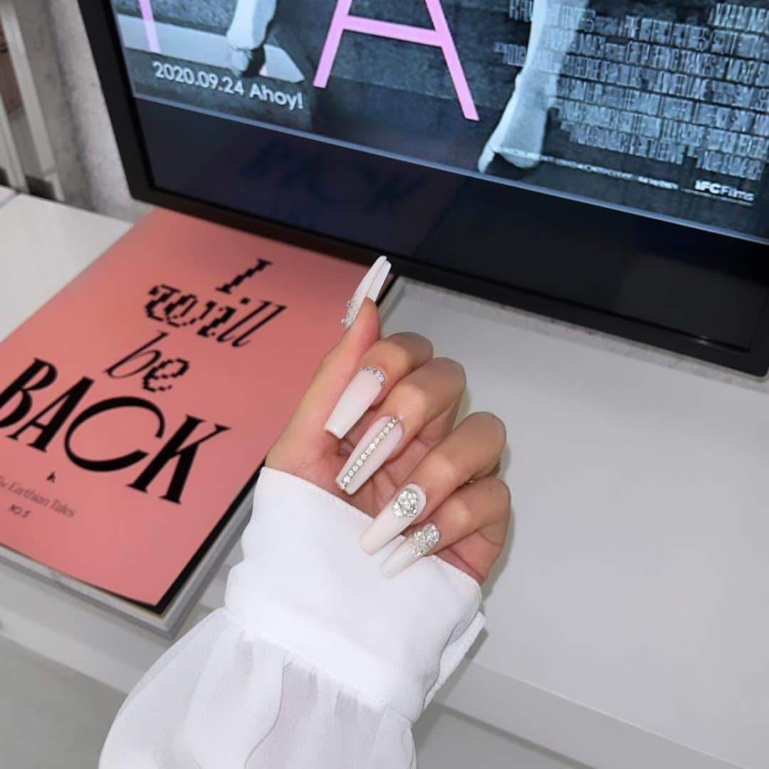のインスタグラム：「🤍💅」