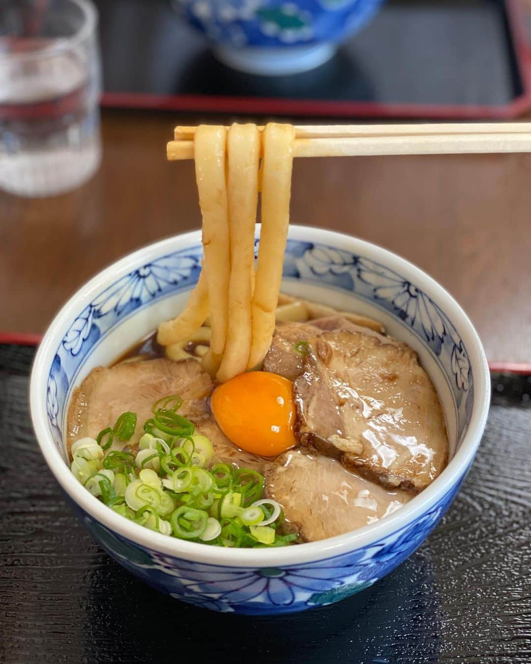 前川由希子のインスタグラム：「昨年ハマった伊勢うどん。  グルメな方が、 ここの伊勢うどんは他とは全然違う！ とストーリーズで流していたのを チェックしてた😏  月見焼豚伊勢うどん、 たしかに美味しい！ もっちりふわっとした極太麺と、 真っ黒だけど辛くなくて出汁の効いてるタレが 本当に合うわー。  ちょっと不便なところだけど、それもいい。 地元の方々がひっきりなしで、 オムライスとラーメンが人気だったなー。  #つたや  #伊勢うどん  #伊勢うどんつたや  #伊勢グルメ  #伊勢名物  #伊勢神宮  #出張グルメ」